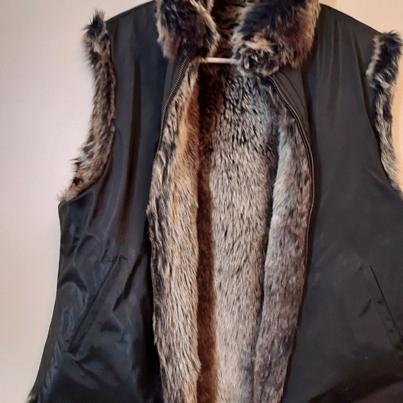 Blassport reversible faux fur/black vest large - Picture 9 of 13